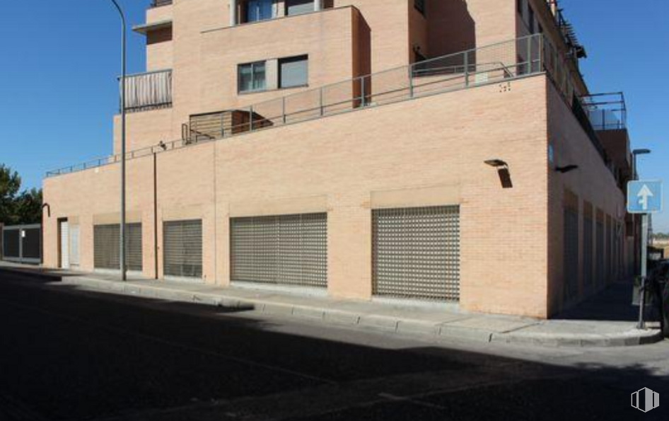 Local en venta en Avenida de España, 101, Valdemoro, Madrid, 28341 con edificio, cielo, ventana, superficie de carretera, pared, área residencial, diseño urbano, asfalto, bienes raíces y ladrillo alrededor