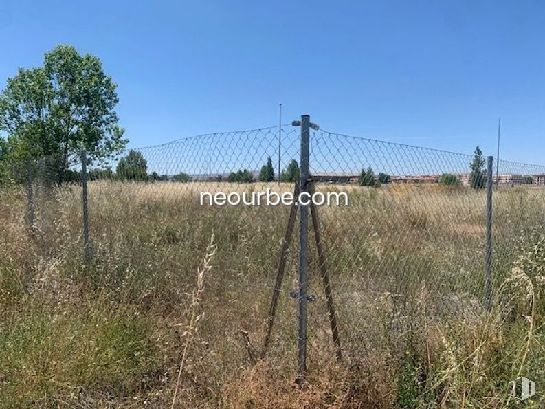 Land for sale at Calles Juan Aurelio Sánchez Tadeo, Ávila, 05003 with bridge, sky, plant, tree, natural landscape, fence, wire fencing, overhead power line, agriculture and plain around