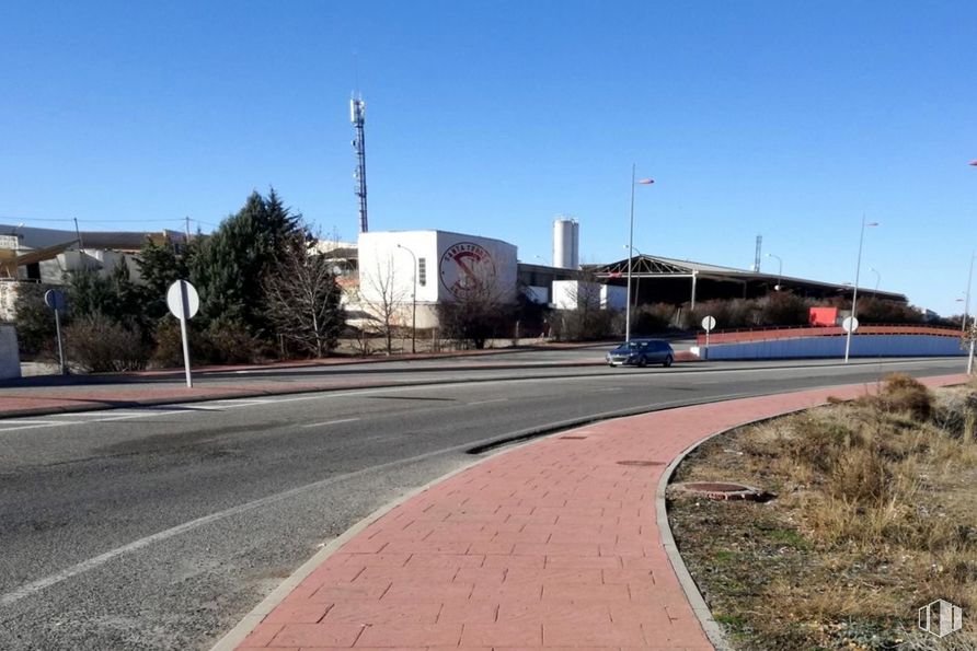 Nave en venta en Carretera Valladolid, 39, La Lastrilla, Segovia, 40196 con edificio, cielo, planta, luz de la calle, coche, infraestructura, superficie de carretera, asfalto, vehículo y lote de tierra alrededor