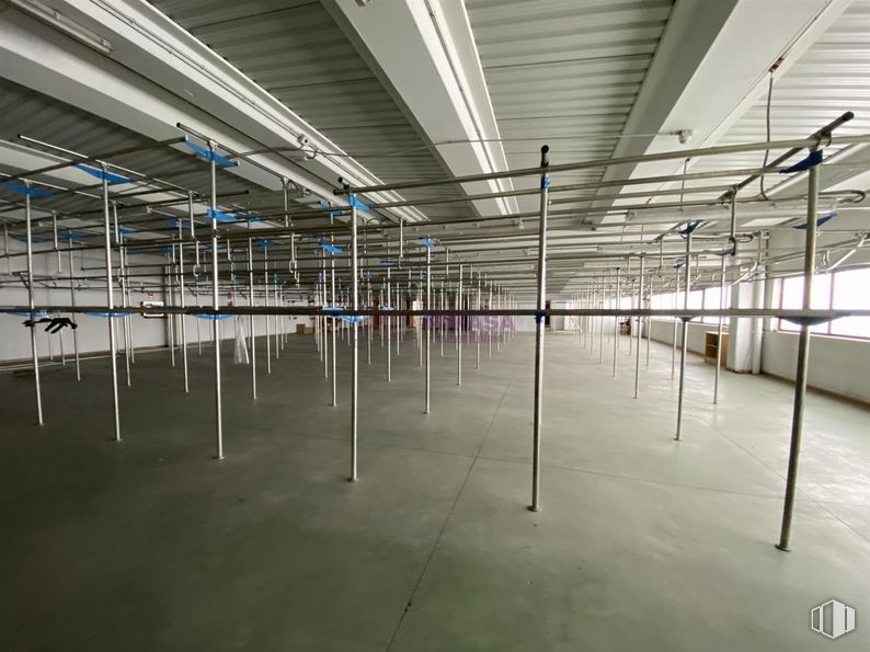 Industrial for sale & for rent at Calle Electrónica, Alcorcón, Madrid, 28923 with light fixture, floor, flooring, ceiling, composite material, metal, iron, hall, fluorescent lamp and pipe around