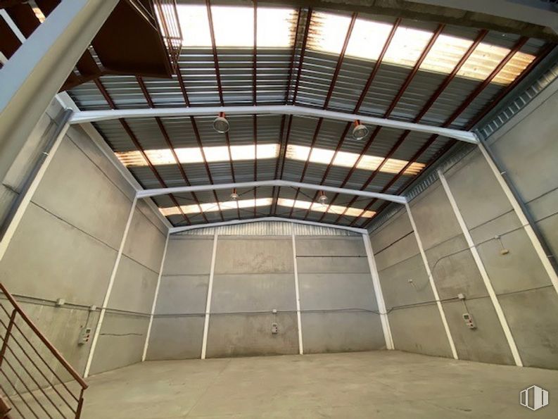 Nave en venta en Polígono Industrial Ribagorda, Fuente el Saz de Jarama, Madrid, 28140 con ventana, edificio, accesorio, madera, línea, escaleras, simetría, viga, ingeniería y tintes y matices alrededor