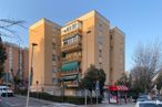 Retail for rent at Zona La Espinilla - Parque Blanco, Coslada, Madrid, 28820 with building, car, sky, property, window, tree, vehicle, street light, urban design and plant around