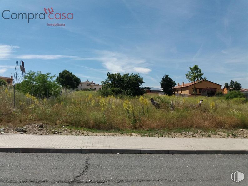 Land for sale at Zona Sotillo - La Lastrilla, La Lastrilla, Segovia, 40196 with house, building, sky, cloud, plant, tree, asphalt, natural landscape, road surface and residential area around