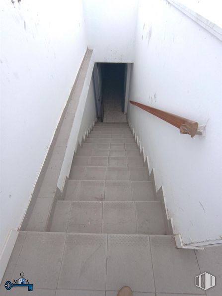 Retail for rent at Calle Miguel de Unamuno, 3, Fuenlabrada, Madrid, 28944 with white, stairs, floor, composite material, grey, concrete, handrail, building material, daylighting and plaster around