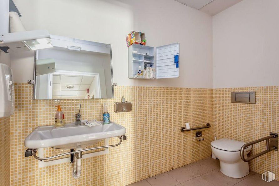 Retail for sale at Plaza Pablo Picasso, Alcobendas, Madrid, 28100 with toilet, property, sink, plumbing fixture, bathroom sink, bathroom, tap, floor, mirror and flooring around