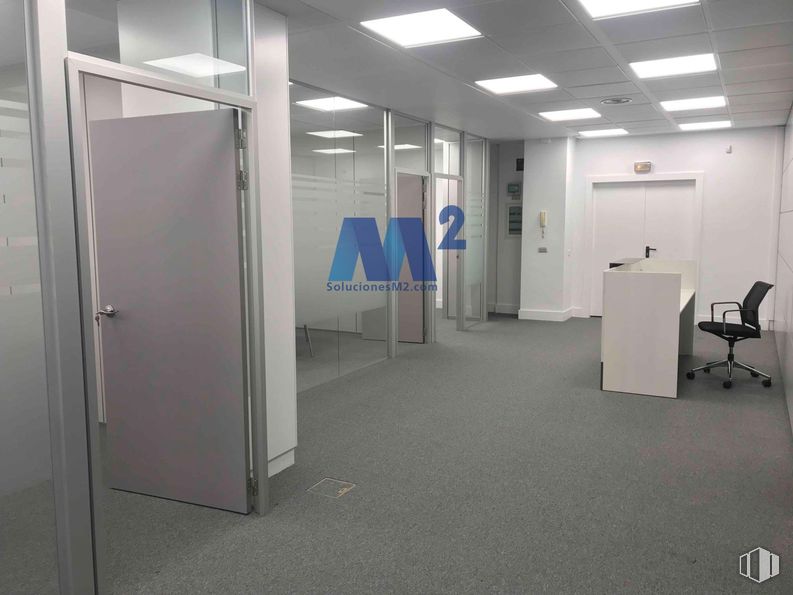 Office for rent at Parque empresarial La Moraleja, Alcobendas, Madrid, 28108 with door, chair, light fixture, lighting, flooring, floor, interior design, ceiling, glass and composite material around