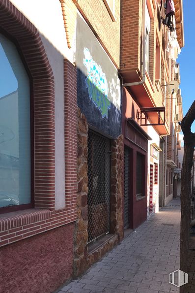 Local en venta en Calle Postas, 2, Azuqueca de Henares, Guadalajara, 19200 con ventana, chimenea, edificio, ladrillo, madera, superficie de carretera, barrio, albañilería, casa y ciudad alrededor