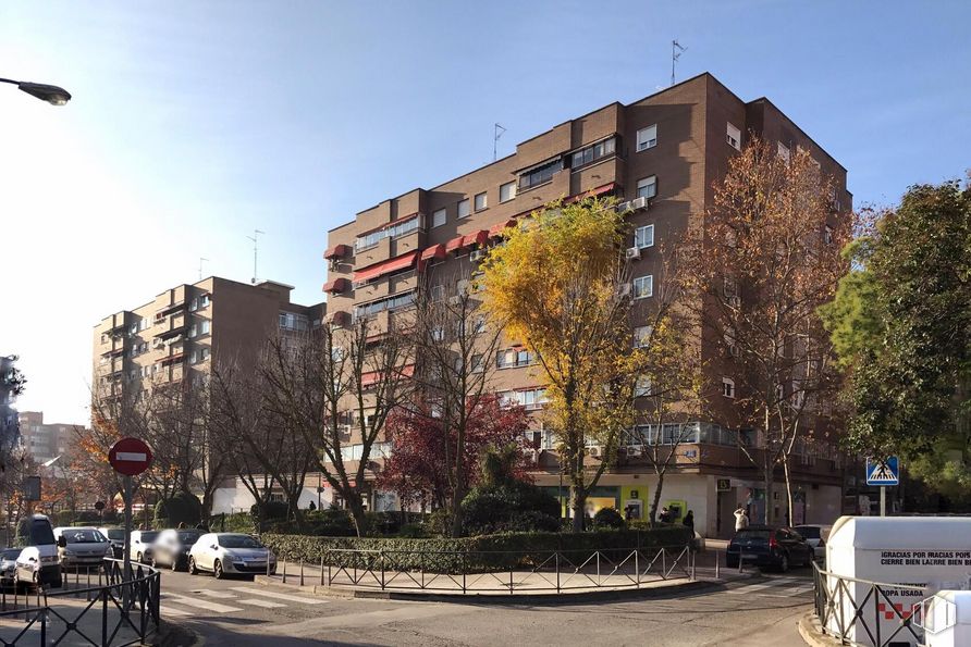 Local en alquiler en Calle Libertad, 28, Móstoles, Madrid, 28936 con edificio, cielo, planta, nube, coche, vehículo, luz de la calle, árbol, ventana y diseño urbano alrededor