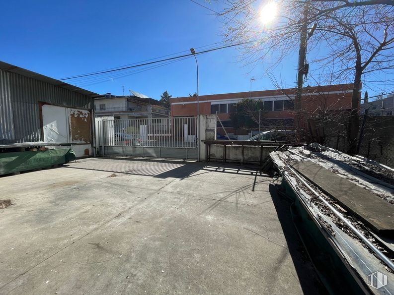 Nave en venta en Calle Anastasio Nieto, Collado Villalba, Madrid, 28400 con edificio, cielo, durante el día, luz de la calle, superficie de la carretera, alumbrado, asfalto, electricidad, barrio y zona residencial alrededor