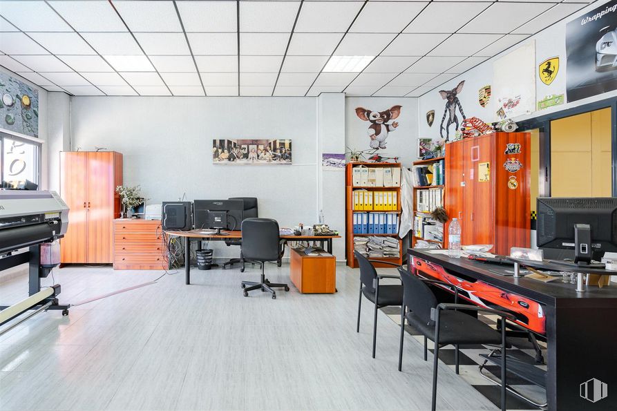 Nave en venta en Polígono Industrial La Garena, Alcalá de Henares, Madrid, 28806 con silla, estantería, escritorio, pantalla de ordenador, mueble, naranja, interiorismo, suelo, suelos y mesa alrededor