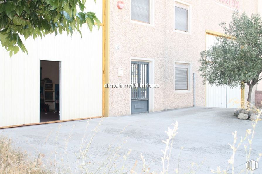 Nave en venta en Polígono Vicolozano, Ávila, 05194 con ventana, puerta, edificio, planta, superficie de carretera, árbol, lote de tierra, asfalto, área residencial y barrio alrededor