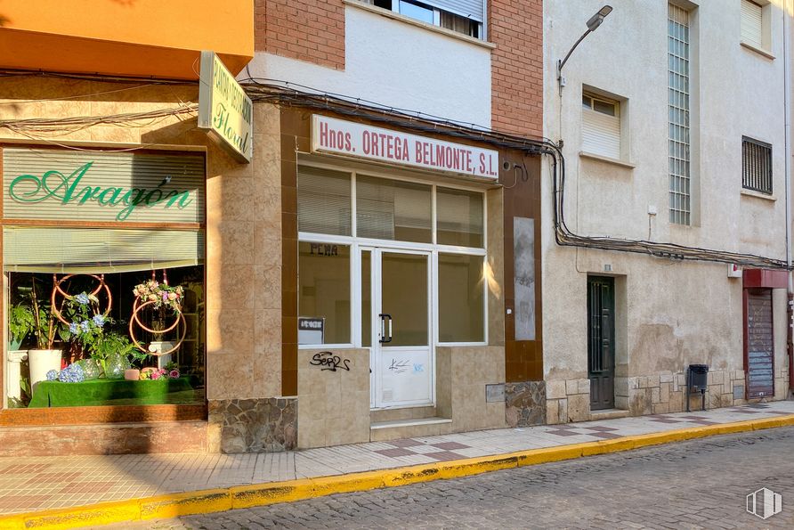 Retail for sale at Paseo Estación, 20, Tarancón, Cuenca, 16400 with building, door, window, plant, wood, wall, house, road surface, real estate and facade around