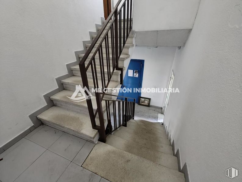 Nave en venta en Camino viejo de Getafe, Fuenlabrada, Madrid, 28946 con escaleras, madera, suelo, suelos, edificio, diseño urbano, material compuesto, pasamanos, balaustre y vidrio alrededor