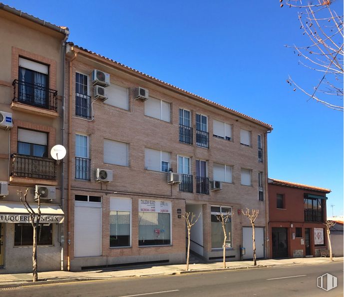 Retail for sale & for rent at Calle Agua, 38, Bargas, Toledo, 45593 with building, window, sky, property, fixture, urban design, neighbourhood, residential area, condominium and brick around