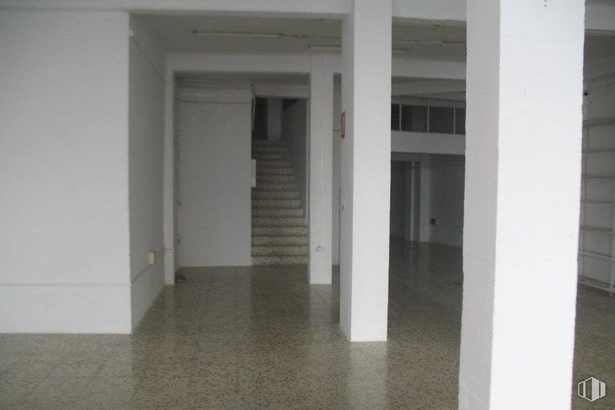 Retail for sale at Calle Camino Cañete, 18, Cuenca, 16004 with fixture, wood, grey, hall, floor, rectangle, composite material, flooring, hardwood and glass around