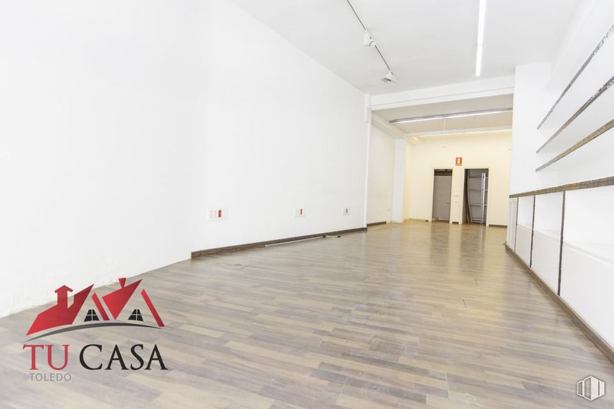 Retail for rent at Casco histórico, Toledo, 45002 with property, fixture, wood, hall, flooring, floor, wall, building, hardwood and ceiling around