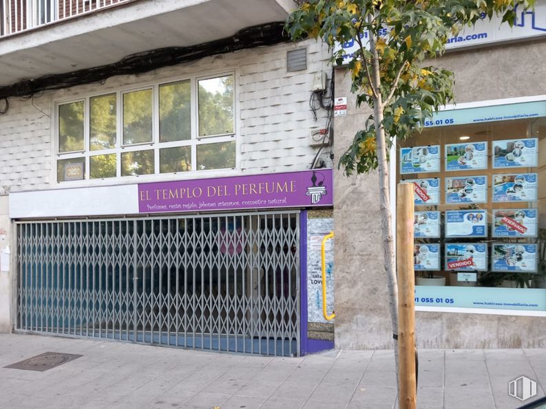 Local en venta en Avenida Constitución, Coslada, Madrid, 28820 con ventana, edificio, accesorio, barrio, fachada, inmobiliario, tintes y matices, acera, superficie de la carretera y fuente alrededor