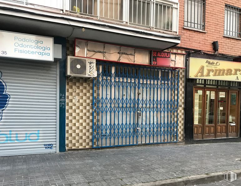 Local en alquiler y venta en Calle Pozas, 50, Alcorcón, Madrid, 28922 con ventana, edificio, puerta, accesorio, madera, albañilería, ladrillo, superficie de carretera, bienes raíces y fuente alrededor