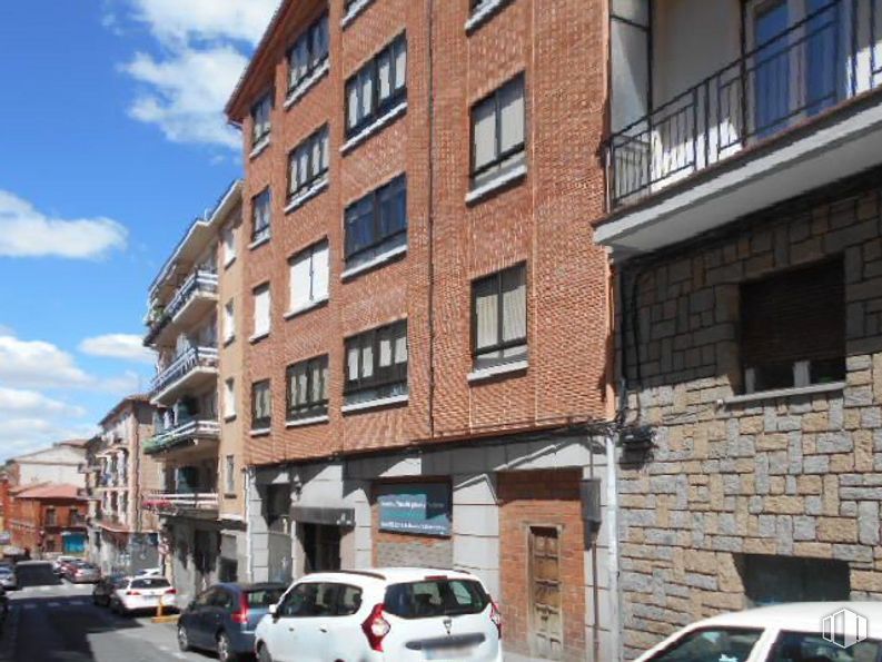 Retail for sale at Calle Vasco de Quiroga, Ávila, 05005 with car, window, building, land vehicle, cloud, vehicle, wheel, sky, tire and plant around