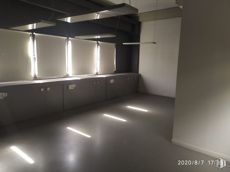 Nave en venta en Avenida Américas, Coslada, Madrid, 28820 con ebanistería, suelo, gris, piso, madera, gas, accesorio, techo, espacio y material compuesto alrededor