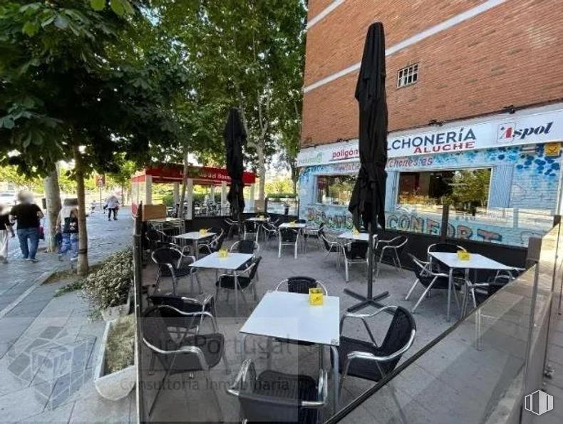 Retail for sale at Zona Aluche, La Latina, Madrid, 28024 with building, table, table top, person, furniture, chair, tree, shade, outdoor table and urban design around