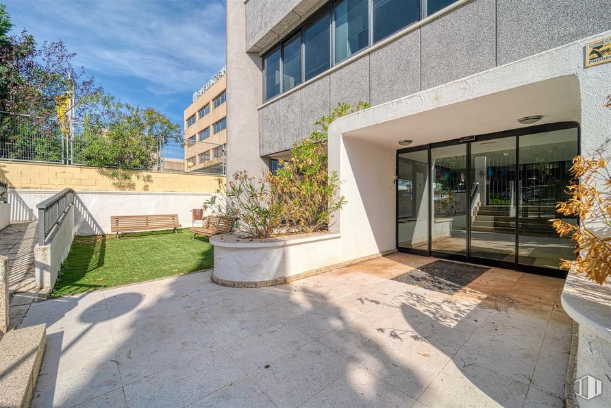 Oficina en alquiler y venta en Avenida Artesanos, 48, Tres Cantos, Madrid, 28760 con maceta, ventana, propiedad, planta, edificio, superficie de la carretera, cielo, diseño urbano, sombra y zona residencial alrededor