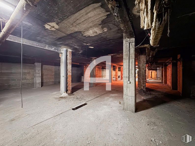 Industrial for sale at Barrio Guindalera, Salamanca, Madrid, 28028 with floor, flooring, composite material, ceiling, concrete, beam, column, building material, basement and brick around