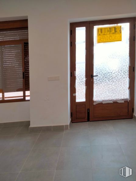 Retail for rent at Plaza Constitución, 11, Santa Cruz de la Zarza, Toledo, 45370 with door, window, fixture, wood, automotive exterior, shade, home door, building, real estate and flooring around