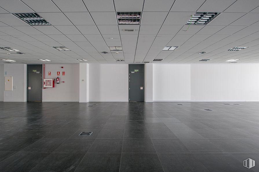 Office for rent at Edificio Data, Calle Sepúlveda, 17, Alcobendas, Madrid, 28100 with door, fixture, architecture, interior design, building, hall, floor, flooring, material property, ceiling and event around