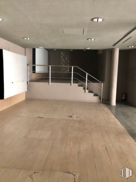 Retail for sale at Avenida Constitución, 28, El Escorial, Madrid, 28280 with hall, wood, floor, flooring, fixture, hardwood, wood stain, laminate flooring, ceiling and plywood around