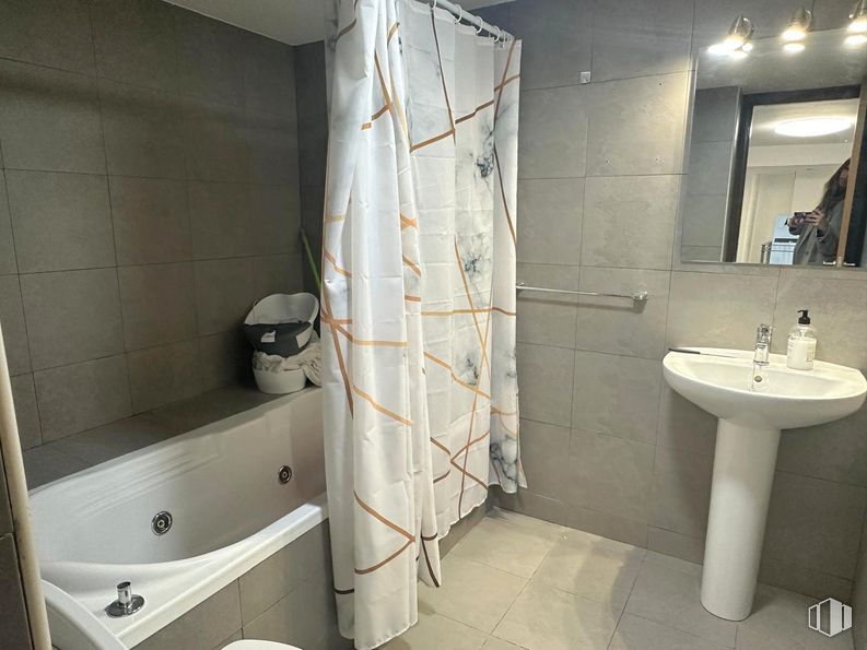 Retail for rent at Calle Téllez, Retiro, Madrid, 28007 with sink, mirror, plumbing fixture, property, bathroom sink, tap, bathroom, interior design, purple and architecture around