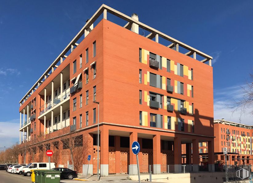 Retail for sale at Plaza Tres de Abril, 4, Azuqueca de Henares, Guadalajara, 19200 with building, car, sky, cloud, window, wheel, urban design, tower block, tire and condominium around