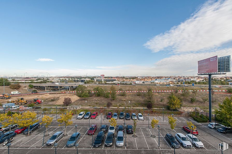 Oficina en alquiler en Edificio Gorbea 4, Avenida Bruselas, 20, Alcobendas, Madrid, 28108 con cielo, nube, vehículo terrestre, coche, tiempo de día, vehículo, edificio, infraestructura, rueda y vehículo de motor alrededor