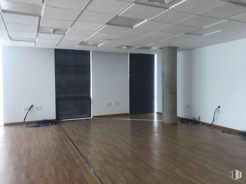 Office for rent at Zona empresarial, Alcobendas, Madrid, 28108 with flooring, floor, wood, ceiling, interior design, wood flooring, lighting, laminate flooring, hall and hardwood around