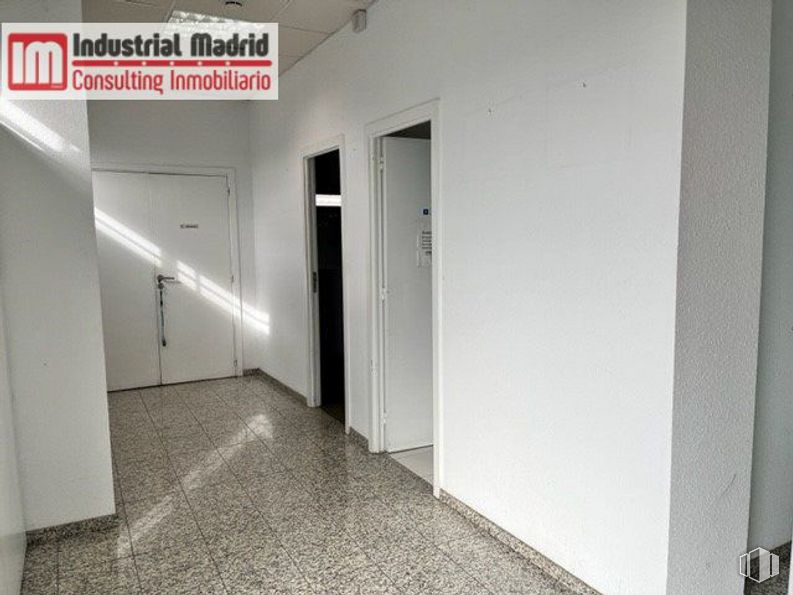 Nave en venta en Polígono Industrial San Fernando, San Fernando de Henares, Madrid, 28830 con puerta, edificio, piso, pavimento, accesorio, techo, rectángulo, fotografía monocromática, habitación y metal alrededor