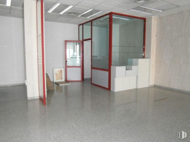 Retail for sale at Calle María Zayas, Arganda del Rey, Madrid, 28500 with fixture, hall, building, flooring, floor, wood, door, ceiling, automotive exterior and vehicle door around