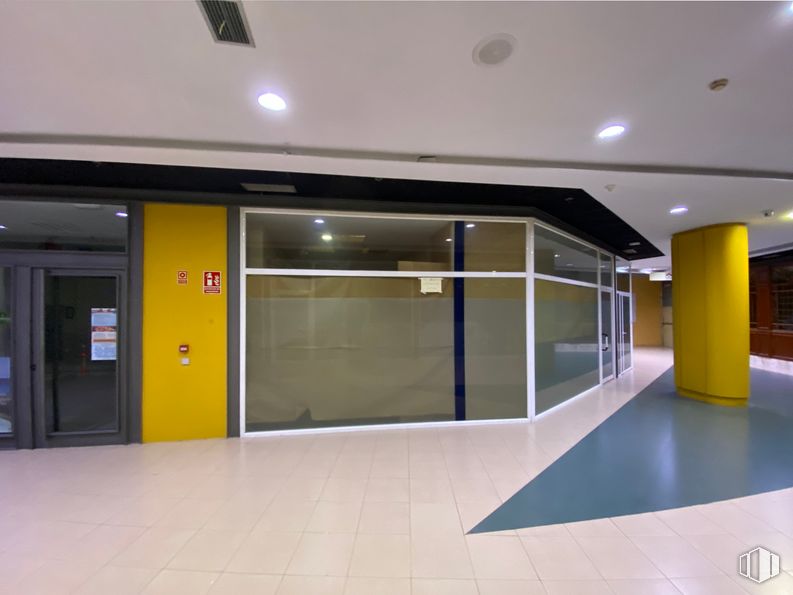 Retail for sale at Centro Comercial La Rotonda, Plaza Toro, 1, Tres Cantos, Madrid, 28760 with door, fixture, floor, flooring, automotive exterior, facade, hall, ceiling, glass and composite material around