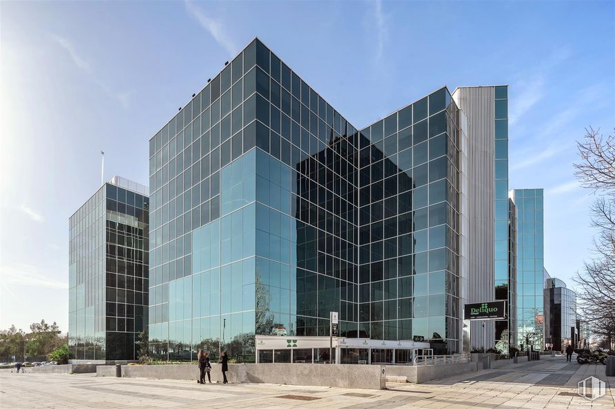 Oficina en alquiler en Avenida Partenón, 16-18, Barajas, Madrid, 28042 con edificio, cielo, nube, diseño urbano, bloque de pisos, árbol, edificio comercial, fachada, casa y ciudad alrededor