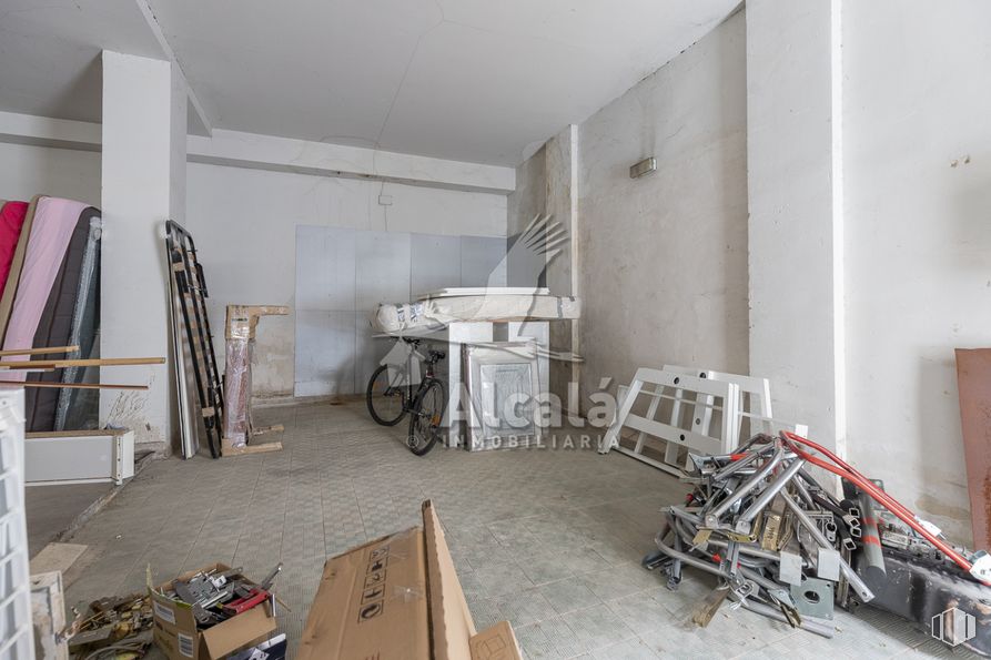 Retail for sale at Calle Gil de Andrade, Alcalá de Henares, Madrid, 28804 with wood, floor, flooring, wheel, bicycle, house, hardwood, ceiling, event and engineering around