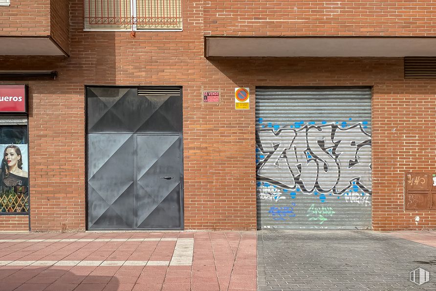 Retail for sale at Avenida Portugal, 7, Getafe, Madrid, 28907 with door, person, wood, brickwork, brick, road surface, window, building material, neighbourhood and asphalt around