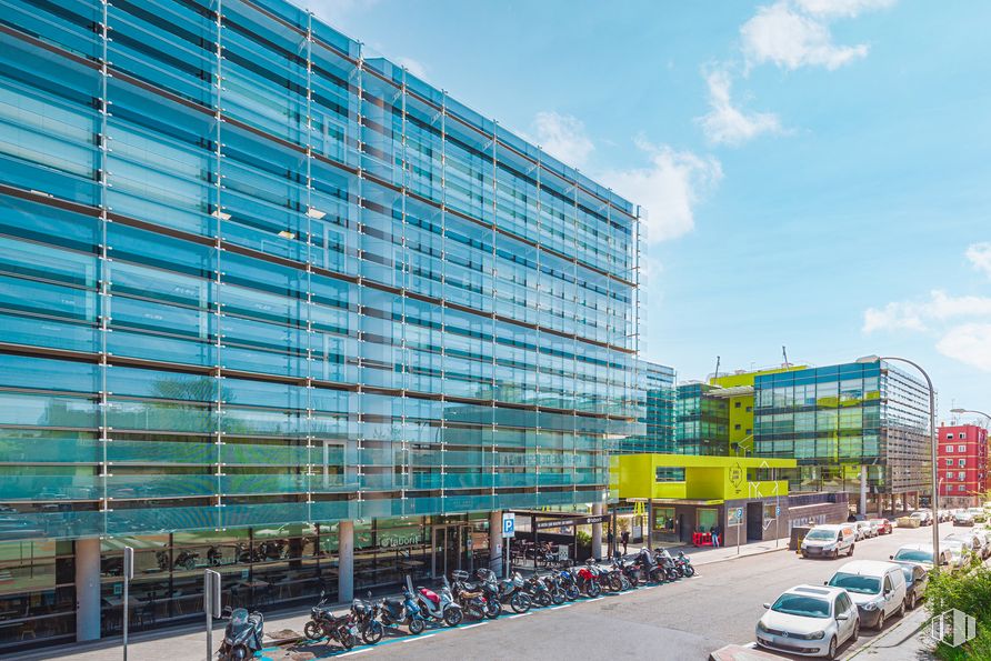 Oficina en alquiler en Calle Santa Leonor, 65, San Blas - Canillejas, Madrid, 28037 con edificio, coche, nube, cielo, rueda, vehículo, planta, bloque de torre, arquitectura y condominio alrededor