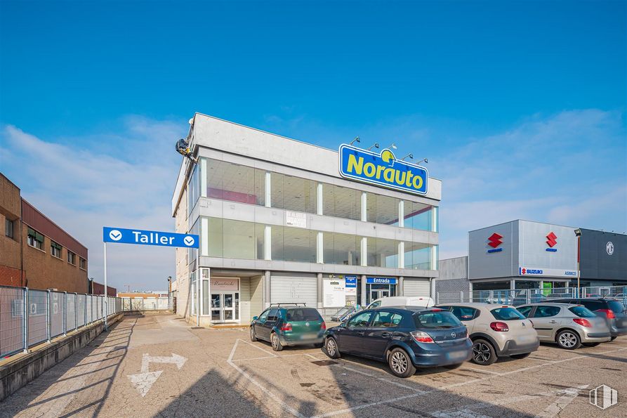 Office for rent at Carretera Fuencarral, 66, Alcobendas, Madrid, 28108 with car, automotive parking light, sky, land vehicle, wheel, tire, building, vehicle, cloud and motor vehicle around