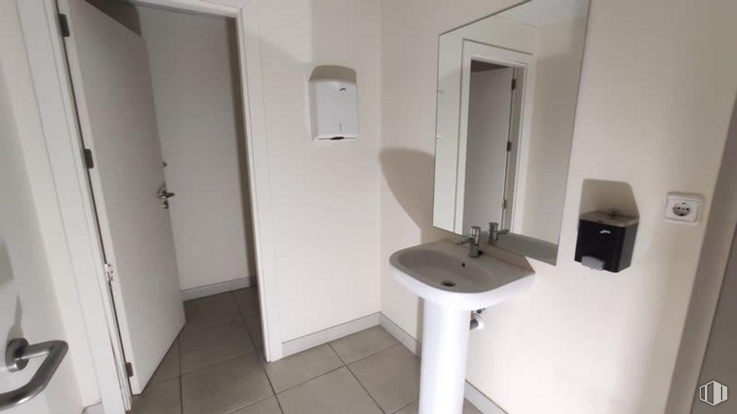 Retail for sale & for rent at Zona Comillas, Carabanchel, Madrid, 28019 with sink, fixture, mirror, lighting, wood, flooring, building, door, house and tap around