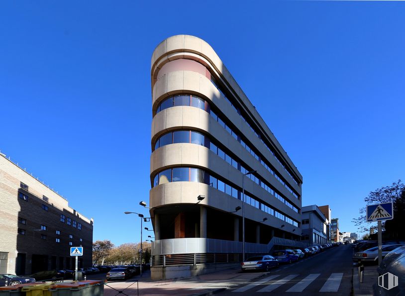 Oficina en alquiler en Calle Labastida, 2, Fuencarral - El Pardo, Madrid, 28034 con edificio, cielo, tiempo de día, luz de la calle, ventana, bloque de pisos, condominio, diseño urbano, propiedad material y edificio comercial alrededor