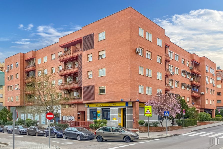 Oficina en alquiler y venta en Calle Alaró, 7, Barajas, Madrid, 28042 con coche, edificio, cielo, nube, rueda, ventana, día, neumático, planta y vehículo alrededor