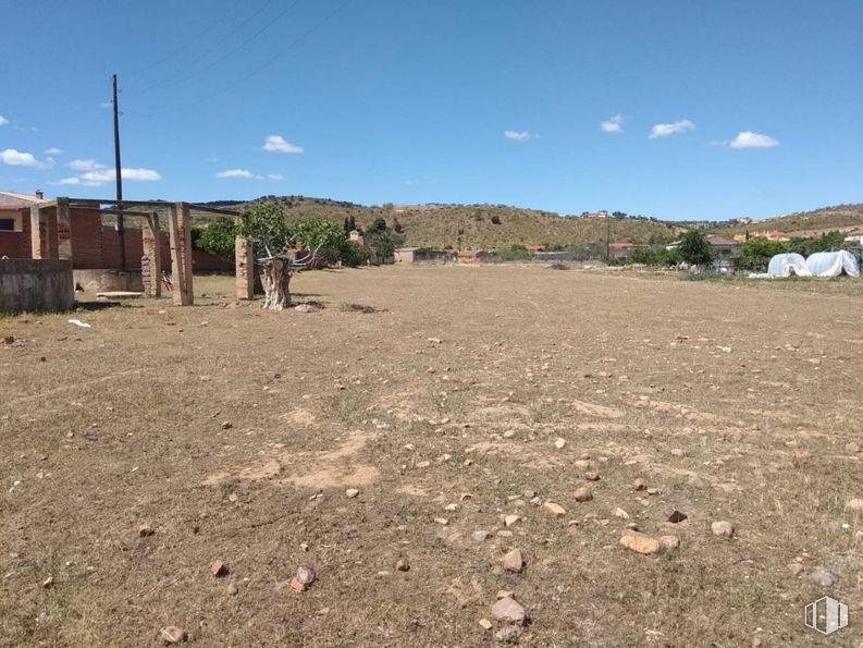 Land for sale at Calle Olivares, 76, Alcaudete de la Jara, Toledo, 45662 with animal, sky, cloud, ecoregion, land lot, road surface, landscape, plain, slope and grass around