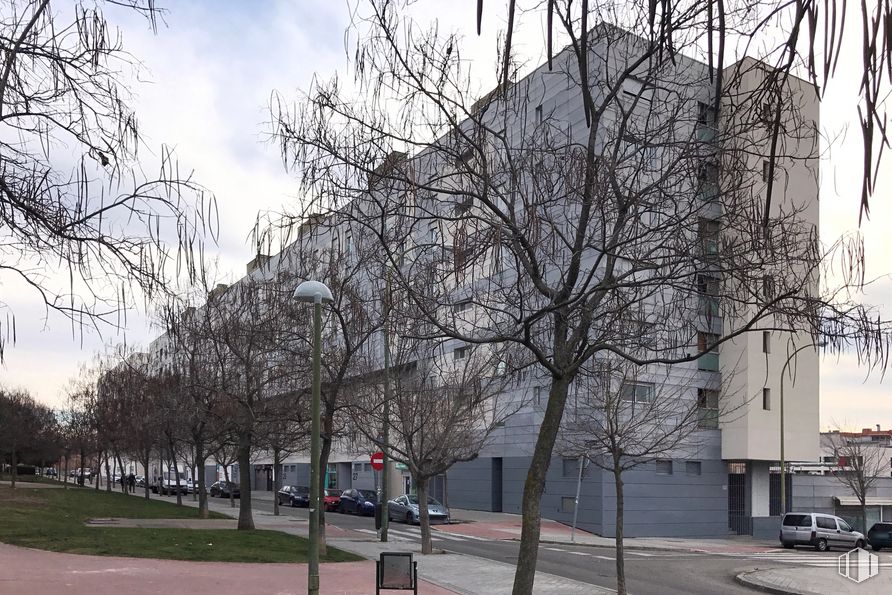 Local en venta en Calle Lonja de la Seda, 21, Carabanchel, Madrid, 28054 con edificio, coche, cielo, nube, rueda, día, neumático, vehículo, planta y rama alrededor