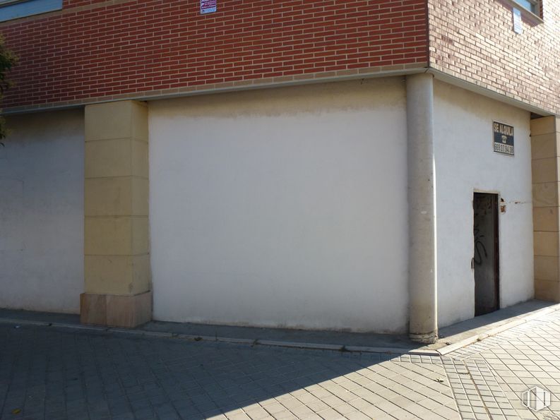 Local en alquiler y venta en Calle Embajadores, 276, Arganzuela, Madrid, 28053 con puerta, superficie de carretera, accesorio, sombra, asfalto, madera, rectángulo, albañilería, material de construcción y ladrillo alrededor