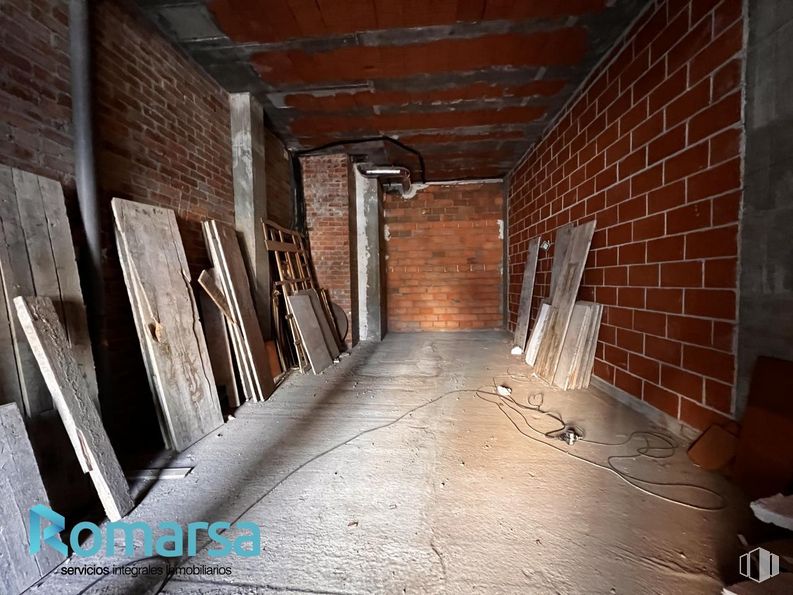 Retail for sale at Avenida Juventud, Ávila, 05003 with lighting, wood, fixture, building material, floor, flooring, brick, brickwork, composite material and ceiling around