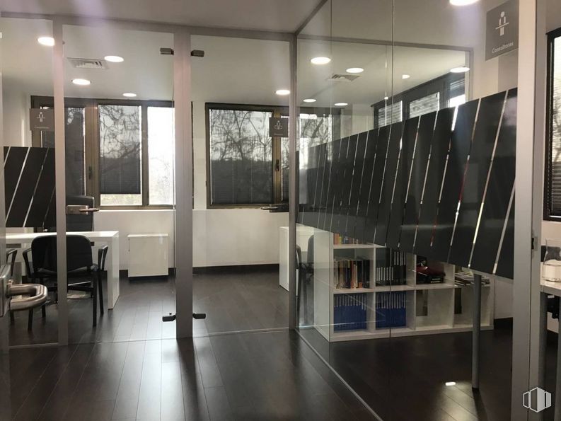 Oficina en alquiler en Calle Bueso Pineda, 7, Ciudad Lineal, Madrid, 28043 con mesa, silla, diseño automotriz, piso, pavimentos, edificio, vidrio, techo, gafas y madera alrededor